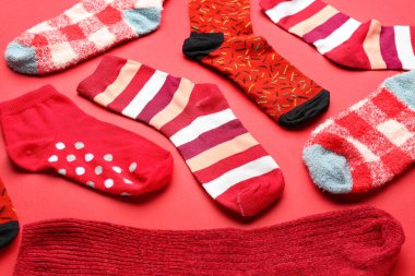 Kırmızı arkaplanda farklı çoraplar, yakın plan