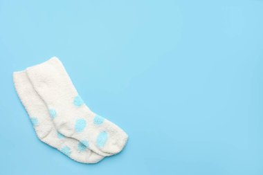 Renkli arka planda bir çift sıcak çorap