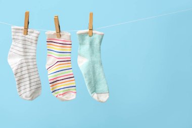 İpe asılmış farklı çoraplar