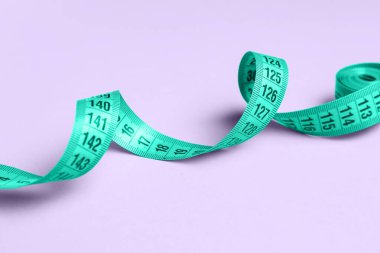 Leylak arkaplanındaki şerit ölçülüyor, yakın plan