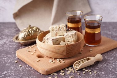 Lezzetli mermer helva parçaları ve masada Türk çayı.