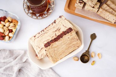 Arkaplanda lezzetli mermer helva parçaları olan bir kase.