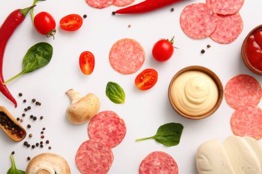 Beyaz arka planda pizza hazırlamak için taze malzemeler