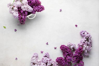 Beyaz desenli arka planda güzel kokulu leylak çiçekleri olan kolander