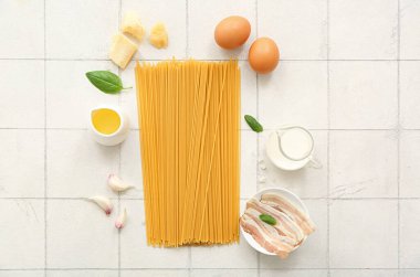 Hafif fayanslı Carbonara makarnası için malzemeler