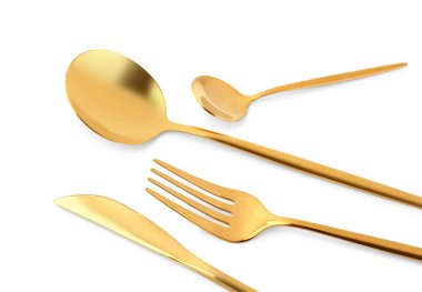 Beyaz arkaplanda altın çatal bıçak seti