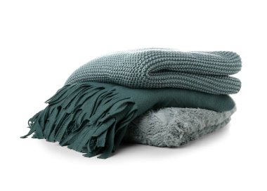 Beyaz arkaplanda farklı yumuşak katlanmış battaniyeler