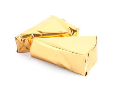 Beyaz arka planda lezzetli işlenmiş peynir üçgenleri