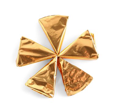 Beyaz arka planda lezzetli işlenmiş peynir üçgenleri