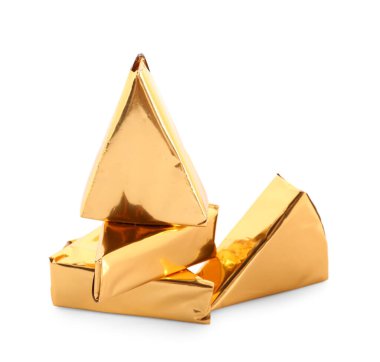 Beyaz arka planda lezzetli işlenmiş peynir üçgenleri