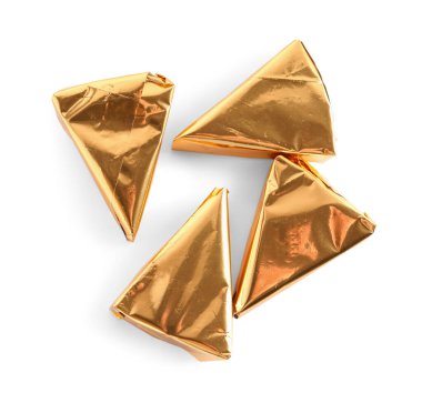 Beyaz arka planda lezzetli işlenmiş peynir üçgenleri