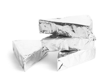 Beyaz arka planda lezzetli işlenmiş peynir üçgenleri