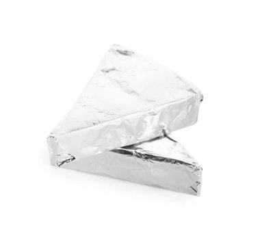 Beyaz arka planda lezzetli işlenmiş peynir üçgenleri