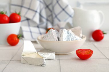 Lezzetli işlenmiş peynir ve domates üçgenleri.