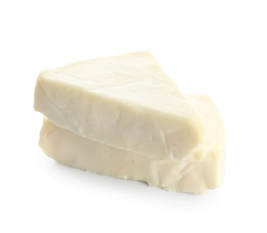 Beyaz arka planda lezzetli işlenmiş peynir üçgenleri