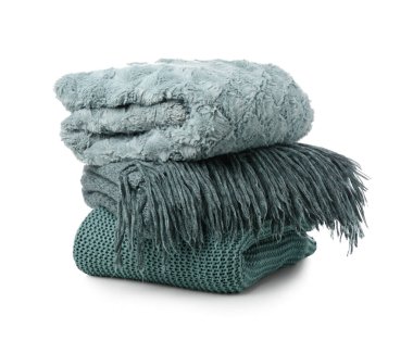 Beyaz arkaplanda yeni yumuşak katlanmış battaniyeler