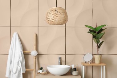 Banyo aksesuarlı lavabo lavabosu banyodaki masada.