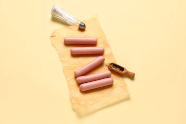 Bej arka planda lezzetli, ince sosisli kağıt pişirme.