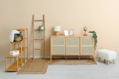 Raflar, merdiven, çekmeceler ve hasır halıları olan şık bir oturma odası.