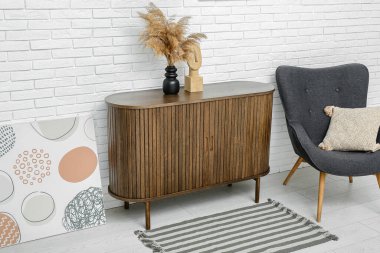 Çekmeceleri, koltuğu, boyası ve yumuşak halısı olan şık bir oturma odası.