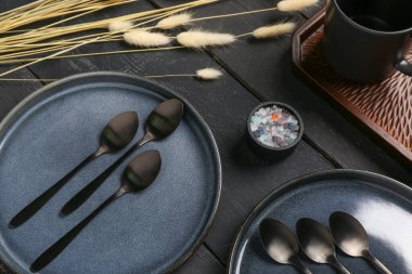 Temiz tabaklar ve siyah ahşap masa üzerinde kurutulmuş lagurular.