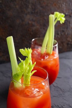 Gri masadaki kerevizli Bloody Mary bardakları