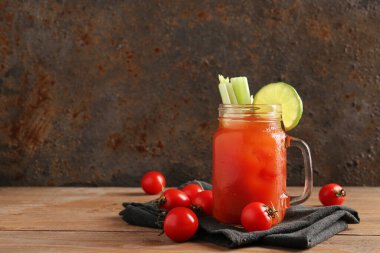 Kanlı Mary kavanozu, kereviz ve kireç ile ahşap masada.