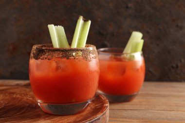 Kanlı Mary ve kereviz dolu tahta bir masa.