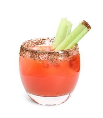 Beyaz zemin üzerinde kereviz olan bir bardak Bloody Mary.
