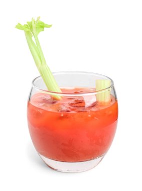 Beyaz zemin üzerinde kereviz olan bir bardak Bloody Mary.