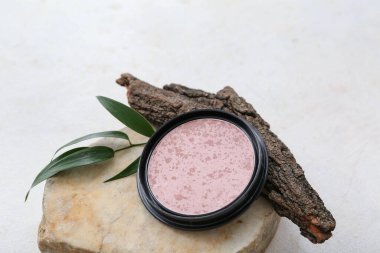 Yapraklar ve ağaç kabukları ile kızarır grunge beyaz arka planda