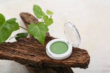 Yapraklı yeşil göz farı ve grunge beyaz arka planda ağaç kabuğu