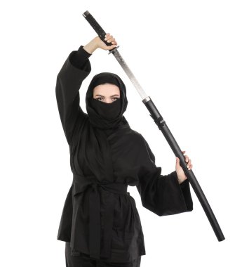 Beyaz kılıçlı kadın ninja.