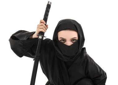 Beyaz kılıçlı kadın ninja.