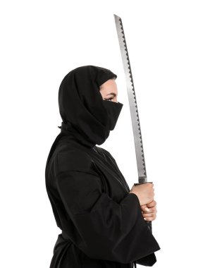 Beyaz arka planda kılıcı olan bir kadın ninja.