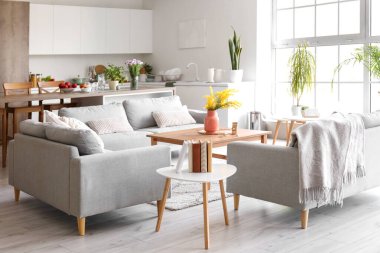 Açık uzay stüdyosunun içinde mutfak ve oturma odası olan bir daire.