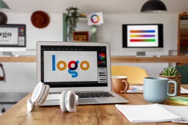 Grafik tasarımcısının işyeri, dizüstü bilgisayarı ofiste, yakın plan