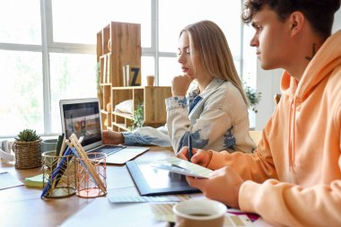 Ofiste dizüstü bilgisayarla çalışan kadın grafik tasarımcısı