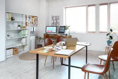 Grafik tasarımcısının işyerleriyle birlikte ofis içi