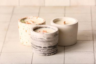 Beyaz karo arka planda mumları olan tutucular