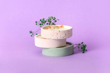 Mum ve çiçekli tutucular leylak arka planda