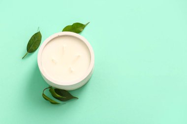 Mumlu tutucu ve turkuaz arka planda yapraklar