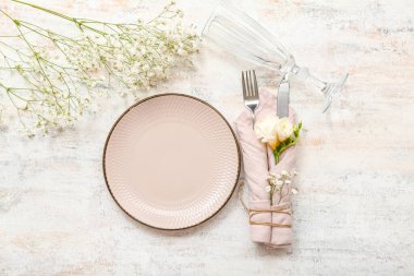 Mutluluk ve çigila çiçekleri beyaz masada güzel bir masa.