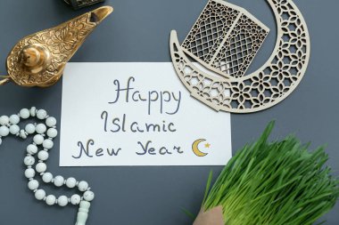 Yeni Yıl, Tasbih, Aladdin lambası ve renk arkaplan üzerinde hilal yazılı metin Mutlu İslami Kart
