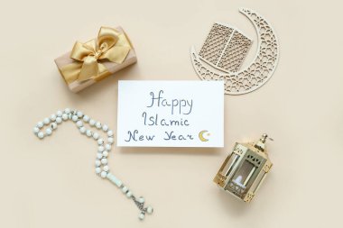 Yeni yıl, tasbih, hediye kutusu ve renk arkaplan üzerinde hilal yazılı metin Mutlu İslami Kart