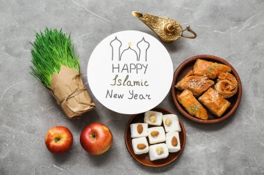 Yeni Yıl, tatlılar, çimenler ve arkaplanda Aladdin lambası yazılı metin Mutlu İslami Kart