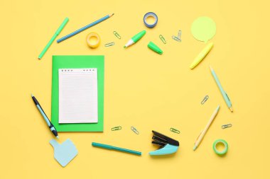 Sarı arkaplanda farklı kırtasiyelerden yapılmış çerçeveli defterler