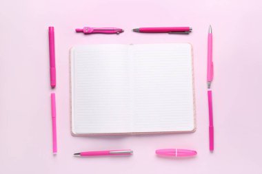 Leylak arka planında farklı okul kırtasiyesine sahip defter