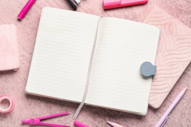 Grunge pembe arkaplan üzerinde farklı kırtasiyeye sahip defterler