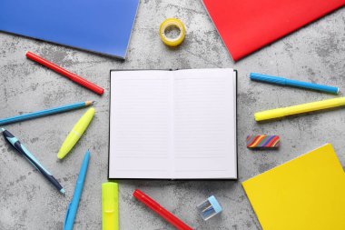 Grunge Grey arkaplan üzerinde farklı kırtasiyeye sahip defterler